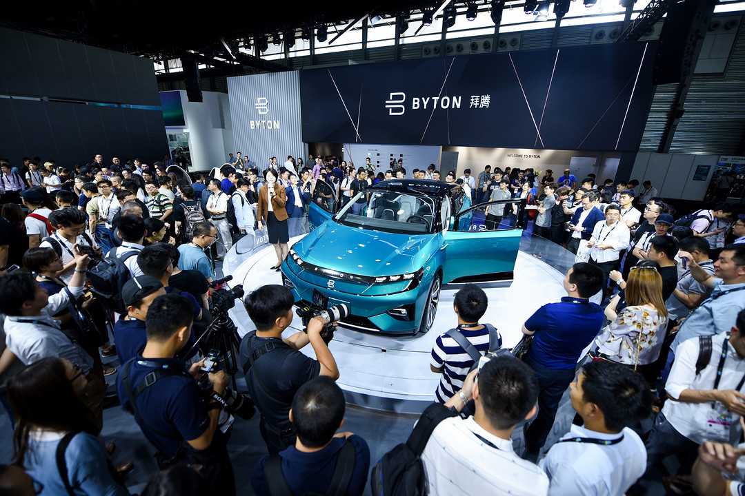 6- BYTON M-Byte Concept吸引众多参观者驻足.jpg