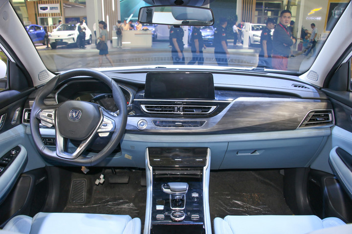 长安汽车携逸动PHEV、CS75 PHEV、CS15 EV360亮相2018未来汽车展