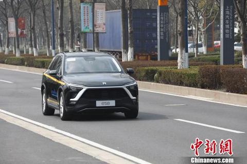 图为参与路测的智能网联汽车进行道路测试。申海 供图