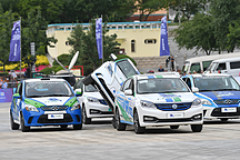 第五屆環青海湖（國際）電動汽車挑戰賽進行特技表演：世界冠軍駕車射門 車手車技驚艷全場