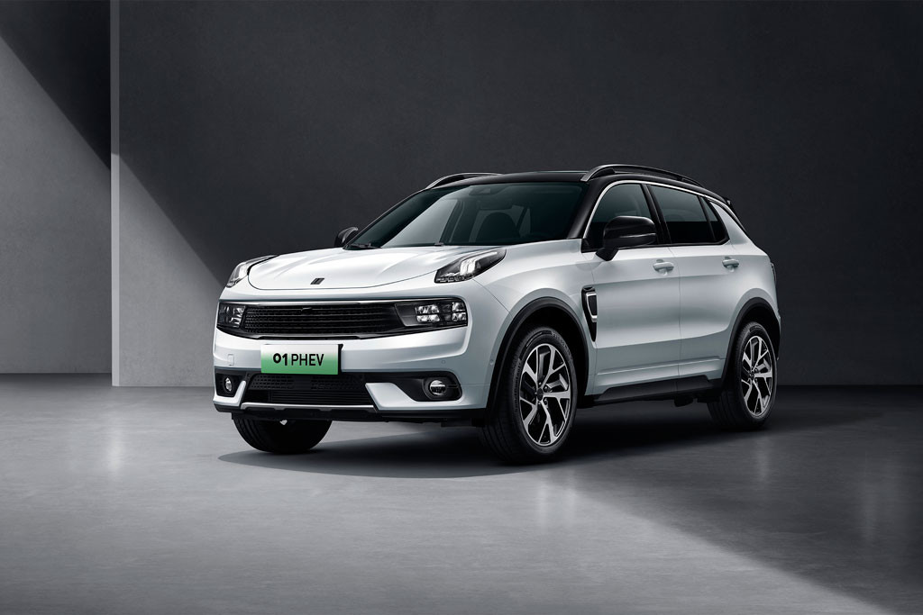 領克01白色整車前30度-bo沒有電樁-01phev.jpg