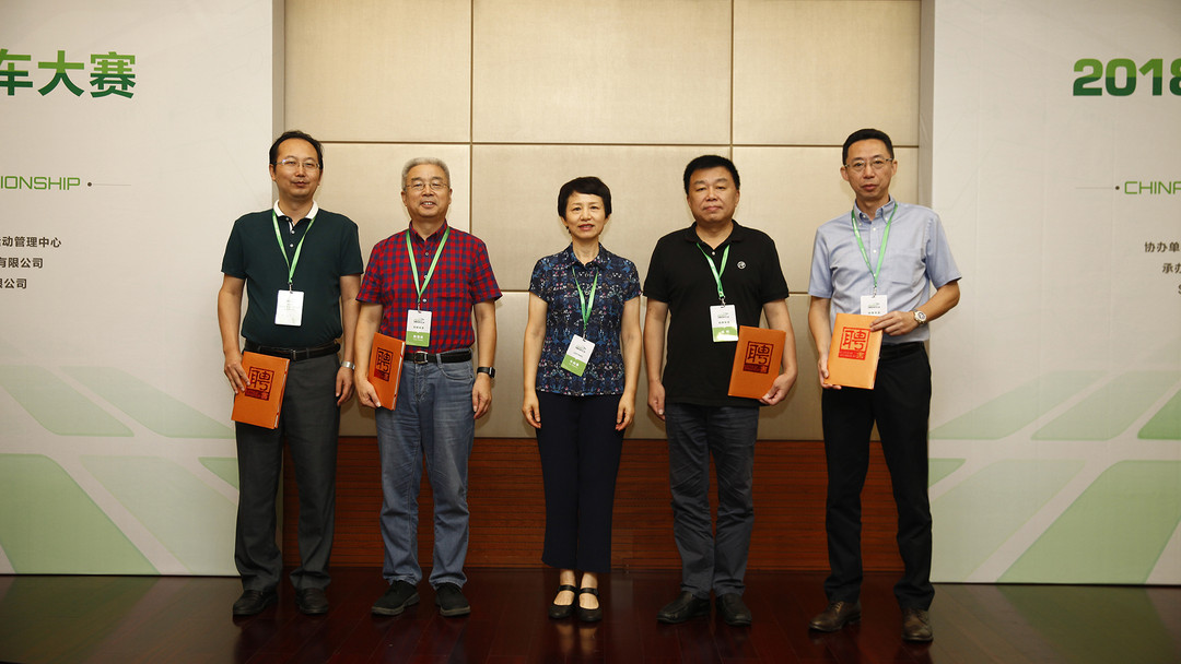 隆重頒發(fā)“中國新能源汽車大賽特聘專家聘任書”.JPG