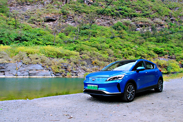 说不尽的万种风情 与吉利帝豪GSe山间私奔