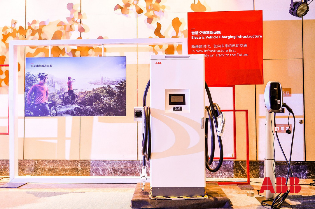 現(xiàn)場(chǎng)展示電動(dòng)汽車充電樁.JPG