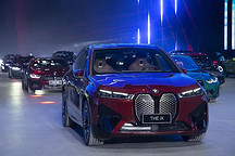 宝马电动化第二阶段主将iX亮相，未来5年成败看它