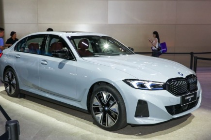 宝马新款3系及i3上市：31.99万起售，新增极速蓝车身