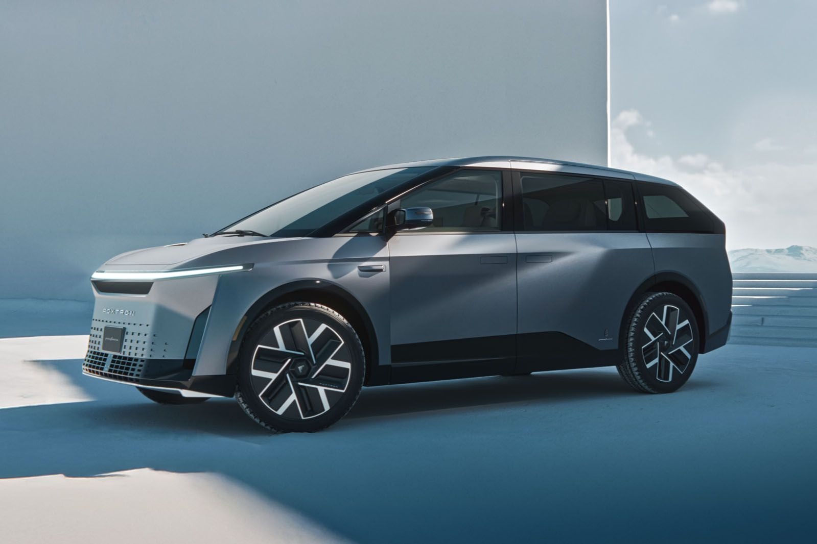 富士康Model D电动MPV亮相:续航660公里革新设计