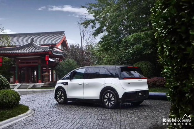 极氪MIX营销新招：车内吃火锅引网友热议