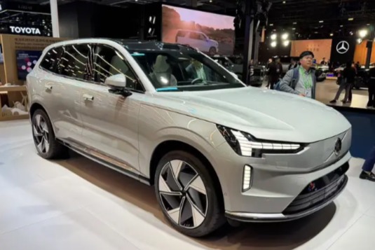 沃尔沃EX90亮相进博会:旗舰纯电SUV,续航600km,双向充电功能