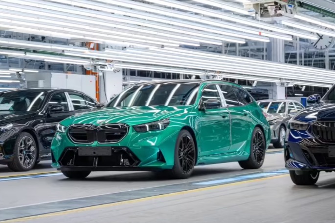 宝马M5旅行版插电混动车型在德投产，综合功率超700马力