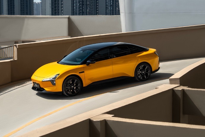 小鹏MONA M03推官方改色服务，2990元起选超50种色彩