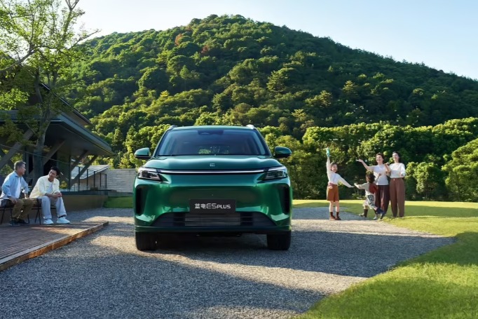 赛力斯蓝电E5 PLUS插混SUV全国交付，续航165公里售9.98万起