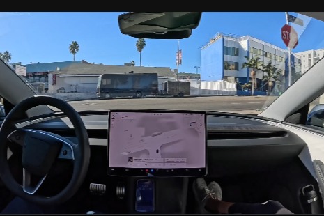 特斯拉FSD 13.2精准避障：狭窄车位脱困并避让车辆