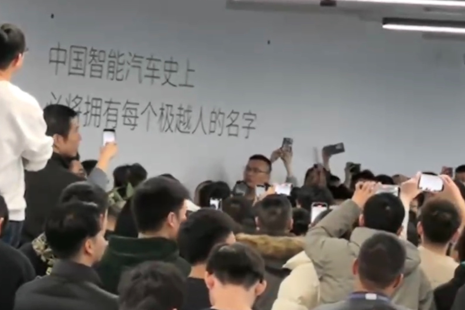 極越停擺第二天