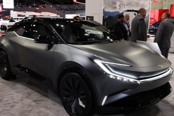 丰田Q3利润暴跌28%，仍上调本财年盈利预期，加码电动化转型