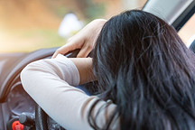 特斯拉车主开车睡觉，汽车无人看管48公里，道路安全谁来负责