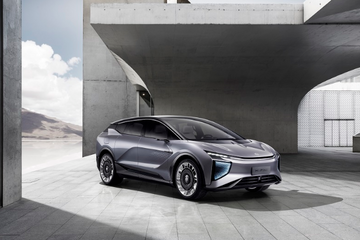 纯电超跑SUV来了，三块智能大屏彰显科技，网友：蔚来看醉了