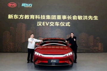 混動車型的又一黑馬，綜合續(xù)航1063km，三塊液晶屏很吸睛