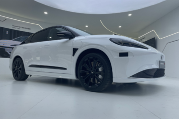 华为进军汽车圈，极狐阿尔法S华为HI版实车亮相