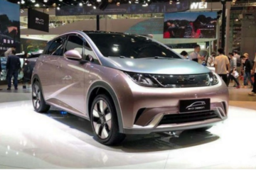 比亚迪EA1迎来首秀，采用刀片电池，车身设计更显精致美感