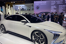 智己汽车售价高达40多万，这款豪华纯电轿车究竟有多酷？