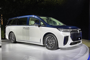 岚图梦想家“降维打击”，以“半价”之势偷丰田袭埃尔法