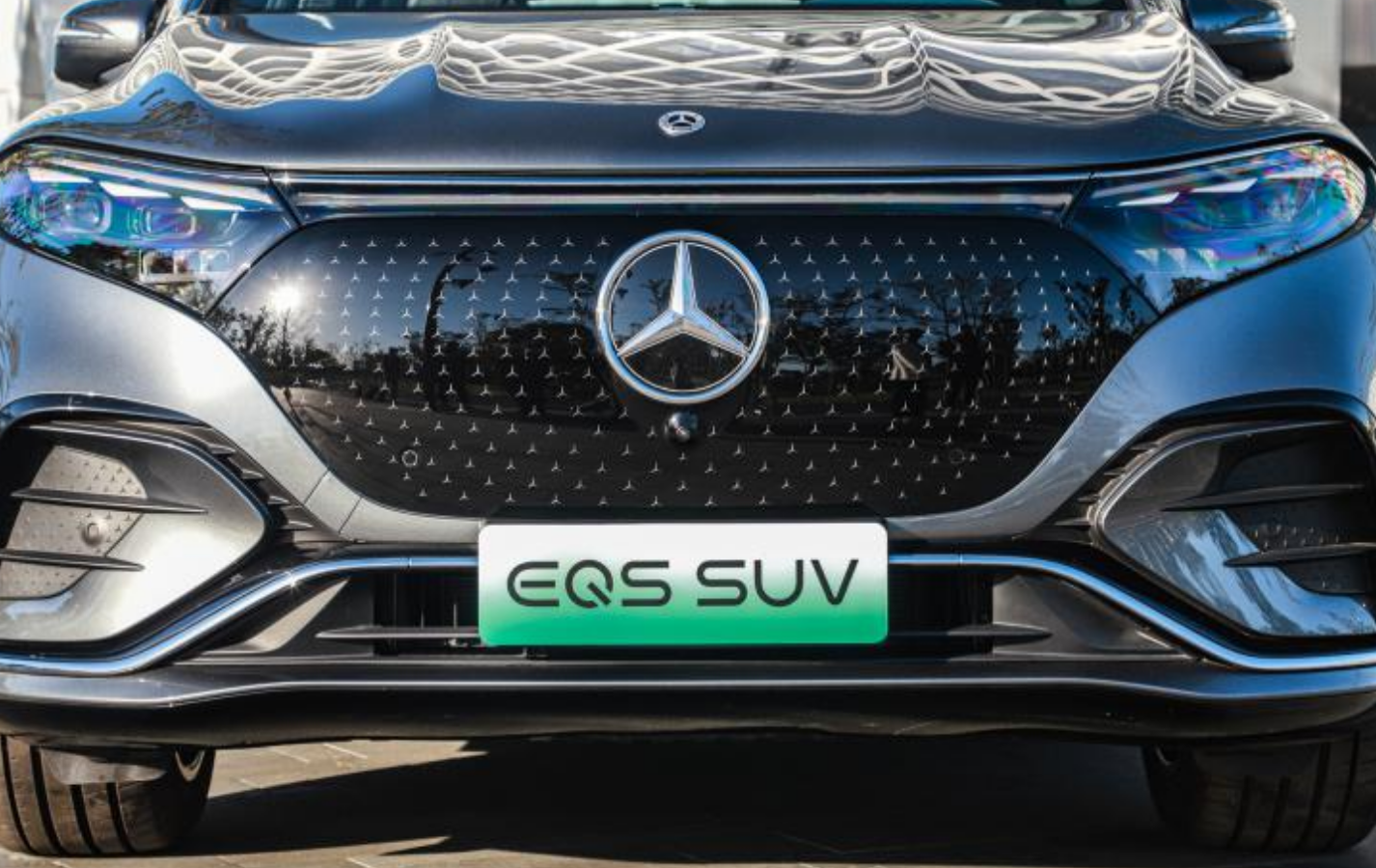 不要小看了EQS SUV前脸的暗夜星徽封闭式格栅，其表明含有无数个三维立体星徽图案组成的暗夜星阵，整体视觉效果科技感十足。