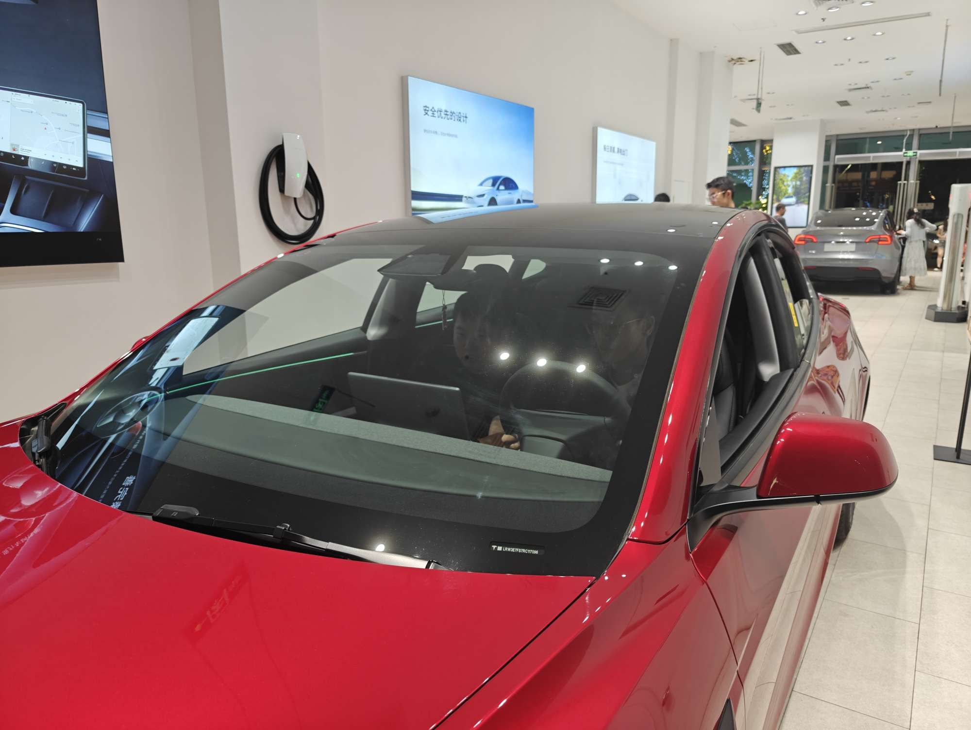 新款特斯拉确实帅气很多，两兄弟准备搞一台，就是这个屏幕挂挡跟方向盘打转向灯有点一时半会适应不了，特斯拉每次都走不一样的路线才显得与众不同，都是让人家适应它，而不是适应我们，😂😂😂😂