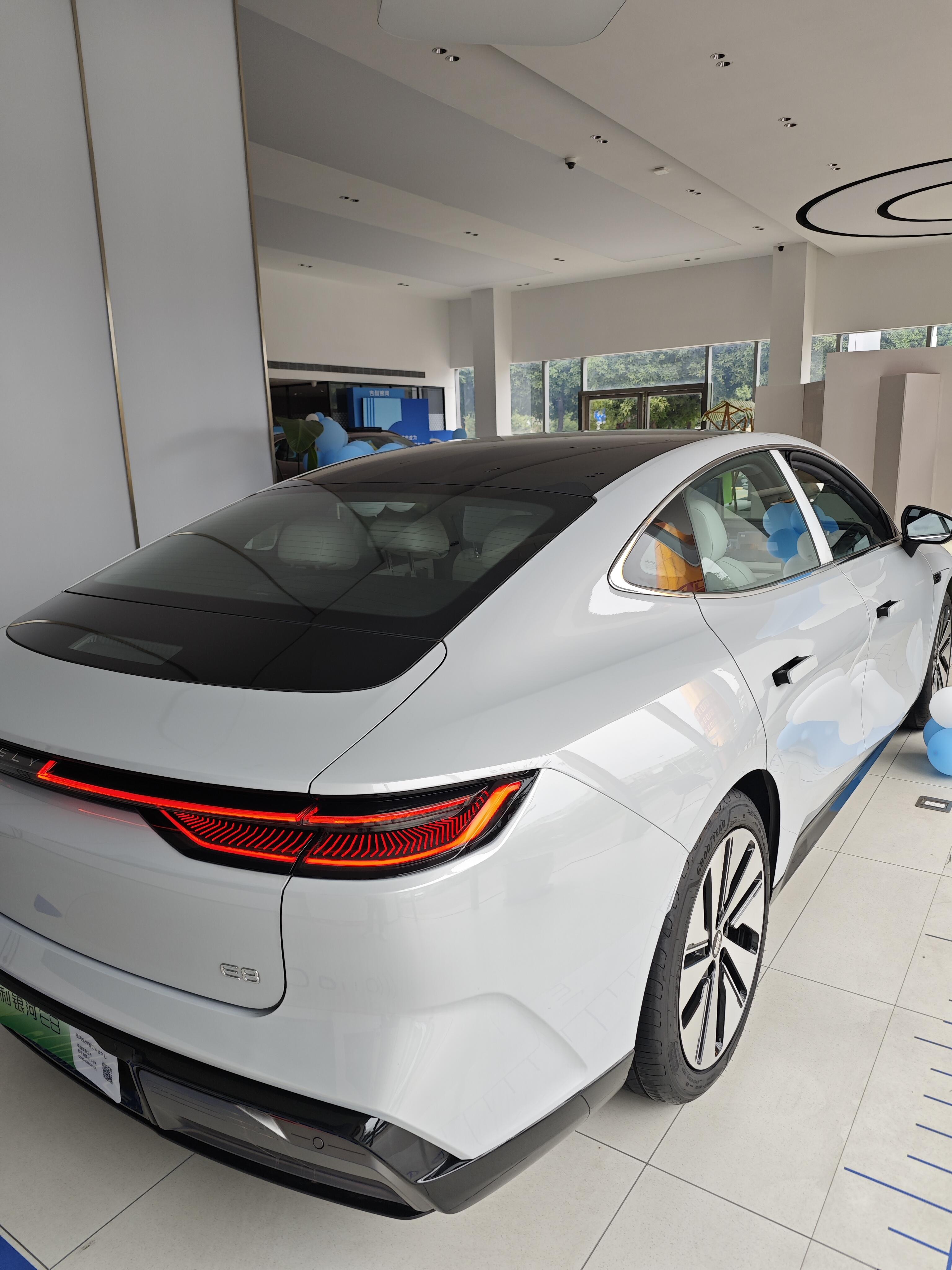       今天试驾银河E8, 银河 E8外观确实挺吸睛，前脸部分，E8采用了分体式大灯设计，并搭配封闭式运动化前包围，整车的神态显得比较凌厉。侧身看去，银河E8保留了轿跑经典的溜背造型设计，低趴车身，车身长5010mm，无边框车门。据说还拥有0.199cd的超低风阻系数。
      整体驾驶感受，操控感觉挺不错，总体来说，可以考虑考虑买一台哈