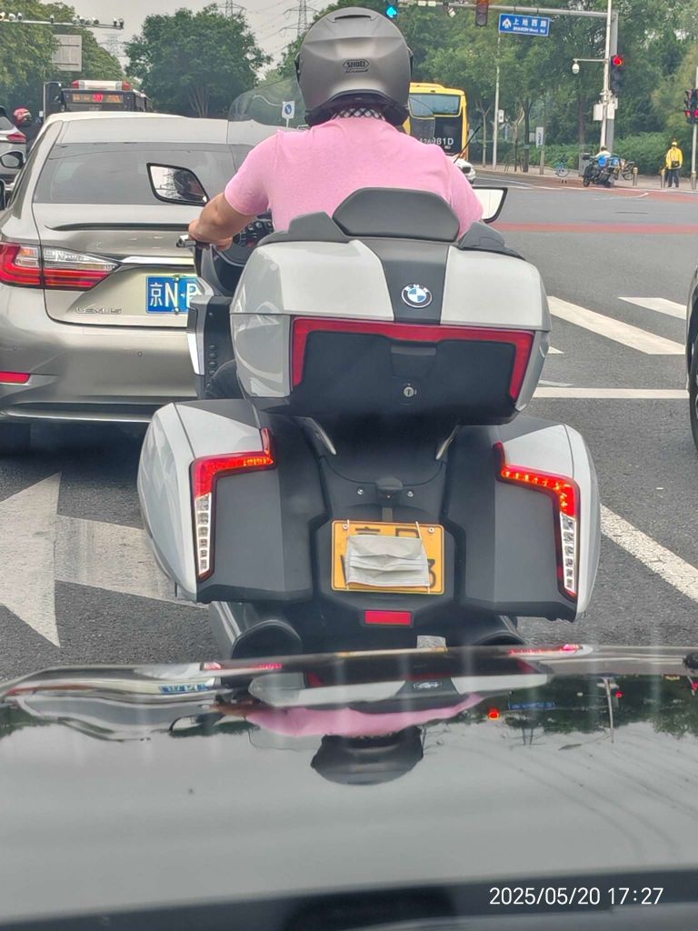 路上看见的，还是宝马的车。很多人喜欢这种小聪明，很多人对此又嗤之以鼻