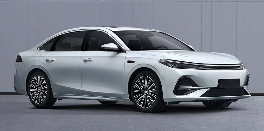 在23号吉利又出了一个新序列的轿车A7
从曝光出来的参数来看，应该是对比的比亚迪秦L车型，有的博主曝光出来的车身尺寸，基本上就是贴身肉搏秦L还有凯美瑞那个级别的尺寸。
比亚迪秦L也是3升不到的油耗。凯美瑞双擎油耗就稍微有点高了！
吉利这个直接爆出来就是2升油耗。太意外了2升油耗如果是按照现在油价来说一公里就是不到1毛5。我怎么感觉比有的充电的车都省一些！