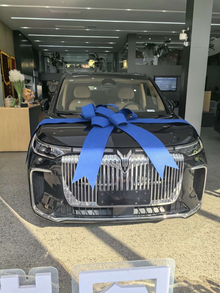 提岚图梦想家9个月跑2.6万公里：同级吊打+售后拉满，省到飞起！
 
25年12月1日提的岚图梦想家鲲鹏尊贵版，至今9个月跑了26000公里，近1.4万公里都是市区纯电行驶，当初试驾腾势D9、传祺E9后，果断被它的操控、油耗和省钱能力征服。
 
操控颠覆大型MPV认知，前双叉臂+后五连杆独立悬架调校出色，过弯侧倾小，方向盘虚位几乎没有，老婆开小区窄弯都轻松。高速120km/h巡航稳如高铁，鲲鹏混动超车动力随叫随到，满载7人也不拖沓。市区纯电模式太香，电费折算下来每公里才1毛多，比燃油车省一半以上，2.6万公里光油电费就省了近2000元；高速油混仅5.4L/100km，亏电5.8L左右，满油满电能跑880公里，跨省不用频繁加油。
 
带娃配置超贴心，副驾屏连蓝牙可分屏，老大看动画、老二听儿歌不吵闹。3.3kW外放电是露营神器，接烤炉、咖啡机超方便。售后更省心，终身质保+终身免费基础保养，4次保养一分没花，工作人员连轮胎石子都清理干净，服务拉满。
 
9个月零故障，操控、省钱、实用性全在线，这台MPV选得太值！