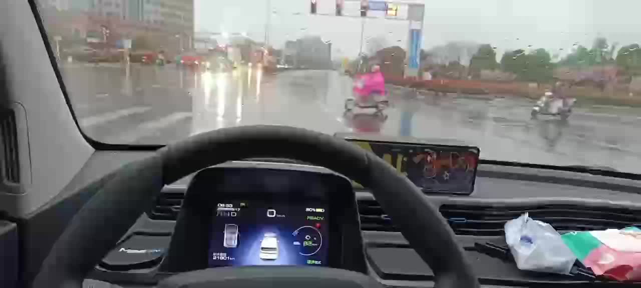下雨天真不敢开快，打滑真的挺厉害