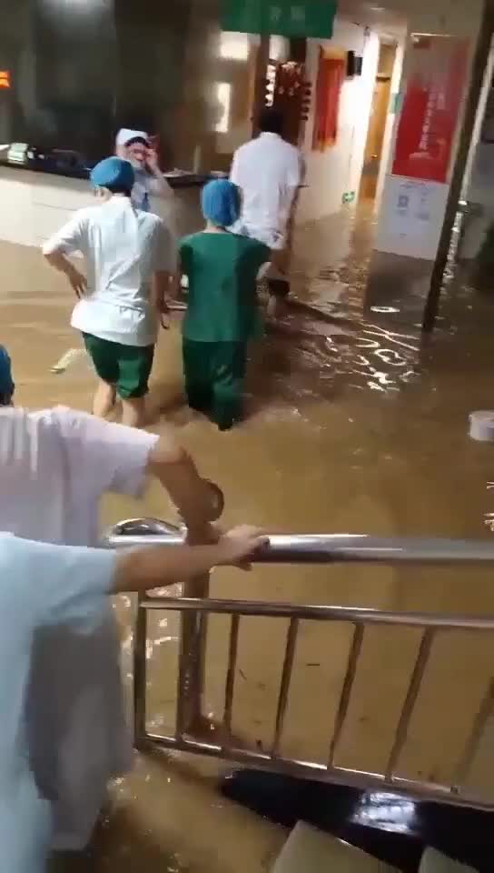 医院也给淹了。