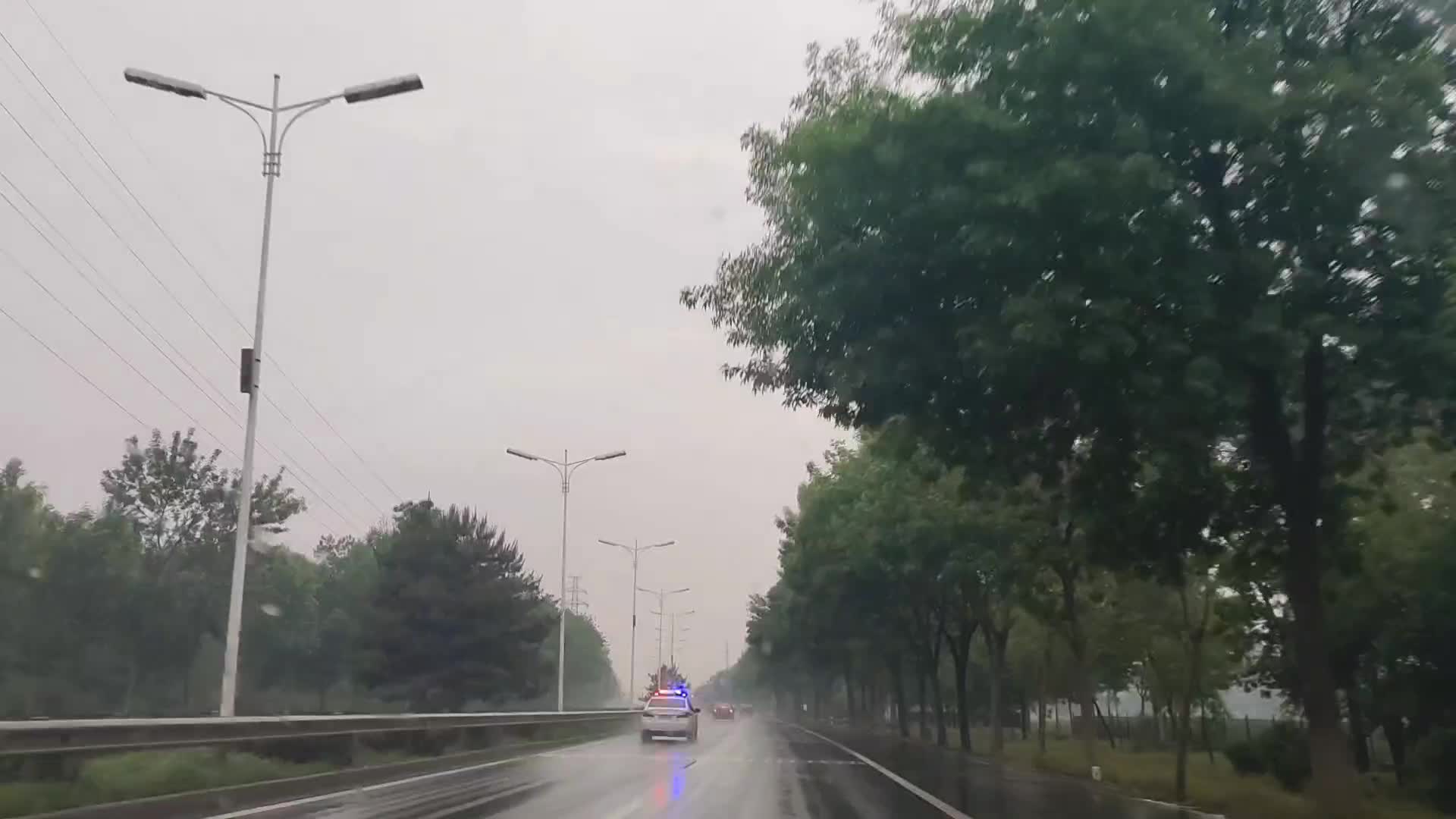 又下雨了，各位路上的朋友们开车要小心了！