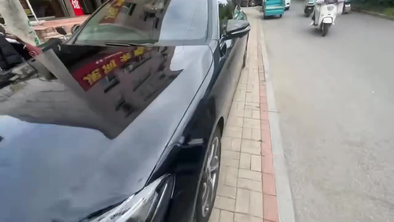 19年奔驰E300L豪华版，旋转柏林之声音响，多色氛围灯，发光出风口，后排老板键