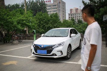 对车辆表现很满意 比亚迪秦EV和e5车主访谈