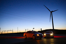 四男两女与2017款比亚迪纯电双雄游草原天路