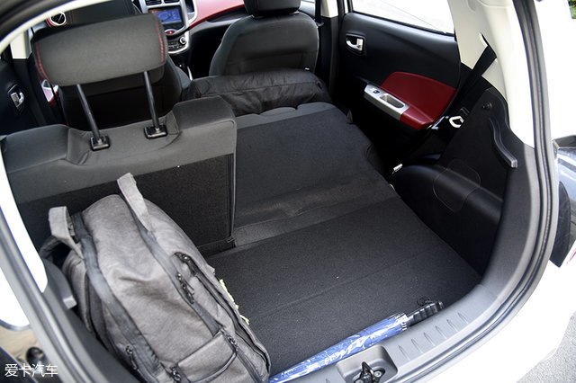 奔奔ev的后排座椅可以按40/60比例放倒,以扩展行李厢空间.