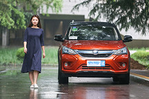 PC评测师和美女设计师跨界点评比亚迪宋EV300