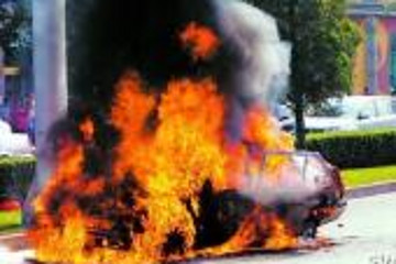 冬日电动汽车起火事故频发 电池安全技术和用户安全意识需提升