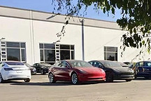 特斯拉開啟新交付中心 里面停滿了即將交付的 Model 3