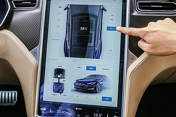 处女座互联网人遇到互联网汽车鼻祖 会如何评价这块大屏？