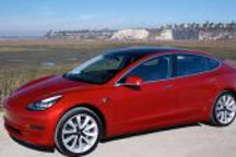 場面火爆看車需排隊 特斯拉Model 3首批展車到店