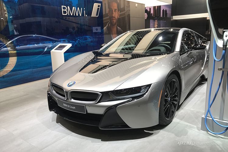 Детали изменились, новый BMW i8 Coupe дебютирует на Североамериканском автосалоне 2018 года.