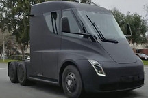 一輛黑色特斯拉電動卡車在野外被「活捉」…