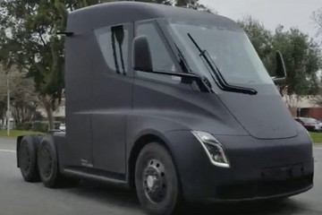 一輛黑色特斯拉電動(dòng)卡車在野外被「活捉」…