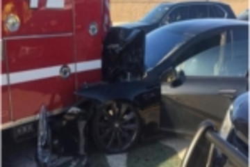 特斯拉半自动驾驶Model S撞上消防车 监管部门调查