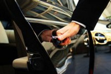 三张图读懂滴滴快的、Uber和传统出租车的服务法律模型异同