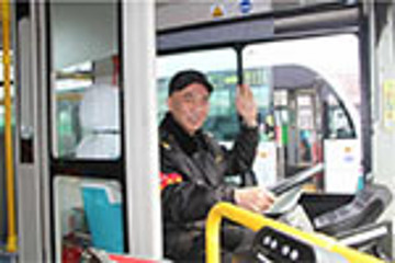 山东青岛：5条公交线换上纯电动公交车